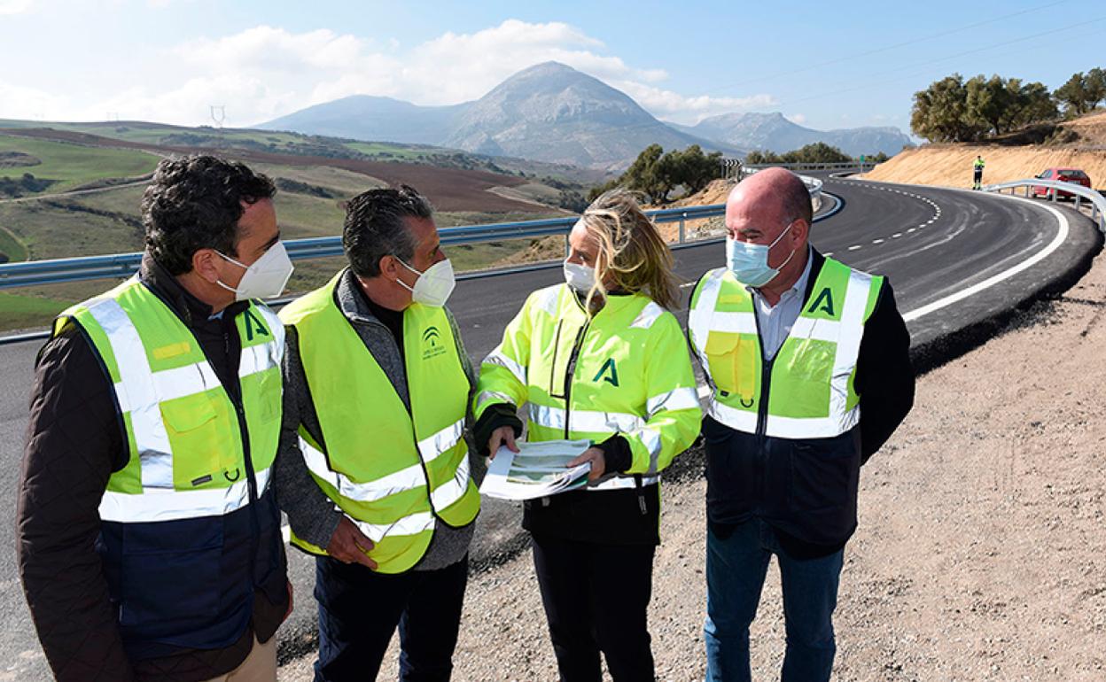 La consejera Marifrán Carazo con el alcalde de Antequera Manuel Barón, y el del Valle de Abdalajís, José Romero, en el tramo arreglado en la carretera que conecta las comarcas del Guadalhorce con las de Antequera. 