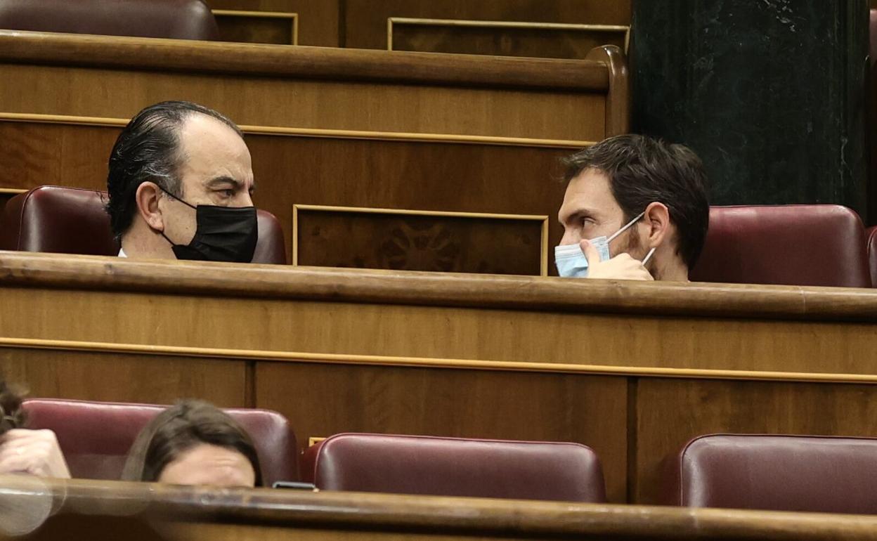 El diputado del Grupo Mixto, Carlos García Adanero, y el diputado de UPN por Navarra en el Congreso de los Diputados, Sergio Sayas.