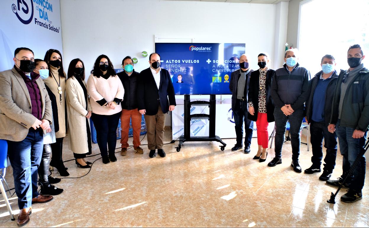 Integrantes del PP rinconero, este miércoles en la sede del partido. 