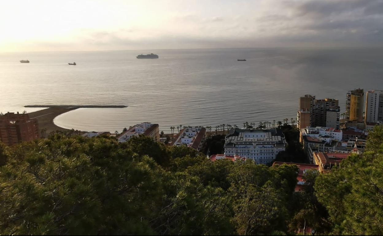 Vista de barcos fondeados en aguas portuarias de Málaga. 