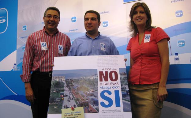 Salado, a la izquierda, junto a Bendodo y Carmen Casero, en los tiempos que era secretario general del partido