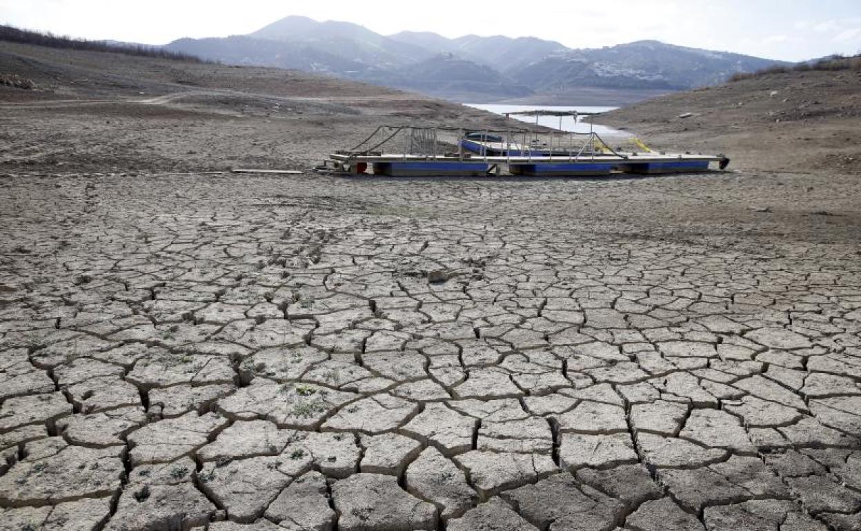 Aspecto actual del embalse de La Viñuela, que es el que abastece a la Axarquía. 