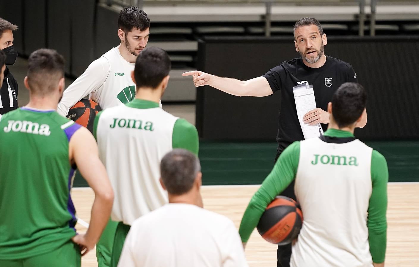 Ibon Navarro dirigió este mediodía su primer entrenamiento como técnico del Unicaja.