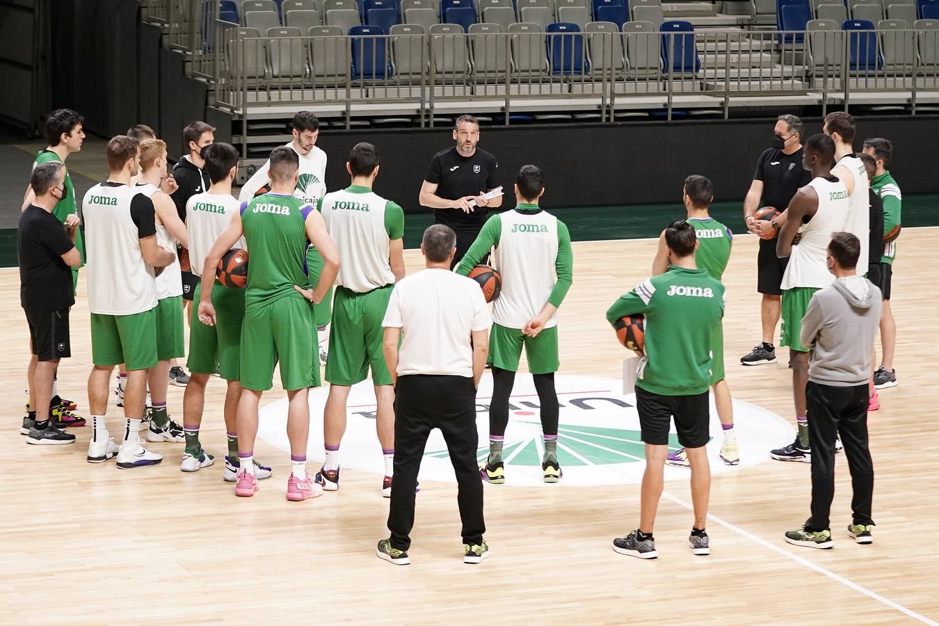 Ibon Navarro dirigió este mediodía su primer entrenamiento como técnico del Unicaja.