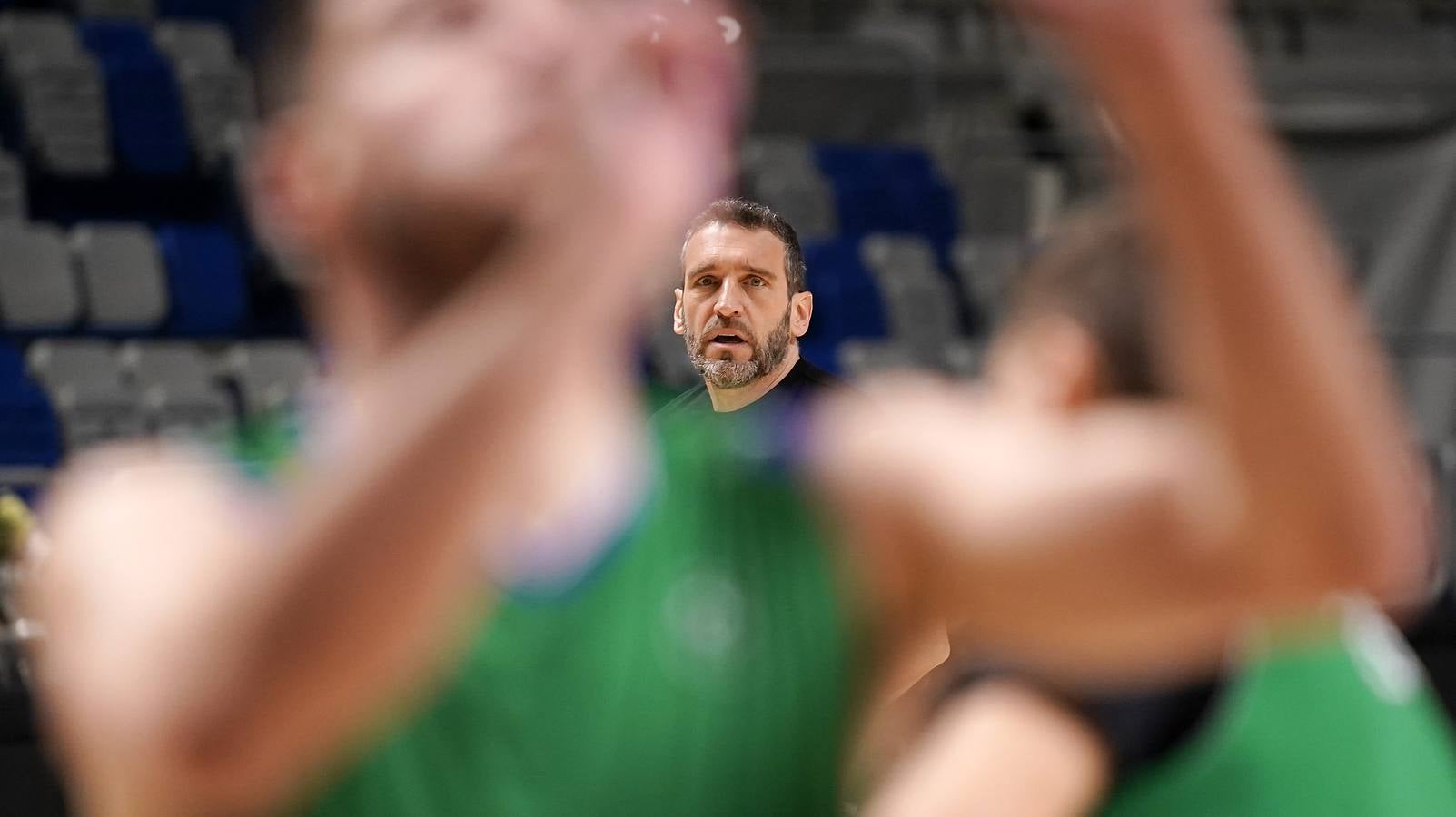 Ibon Navarro dirigió este mediodía su primer entrenamiento como técnico del Unicaja.