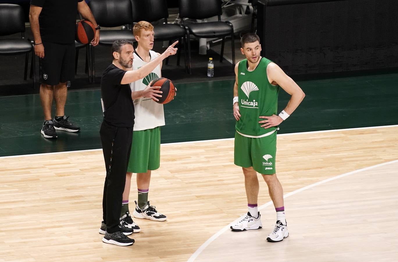 Ibon Navarro dirigió este mediodía su primer entrenamiento como técnico del Unicaja.