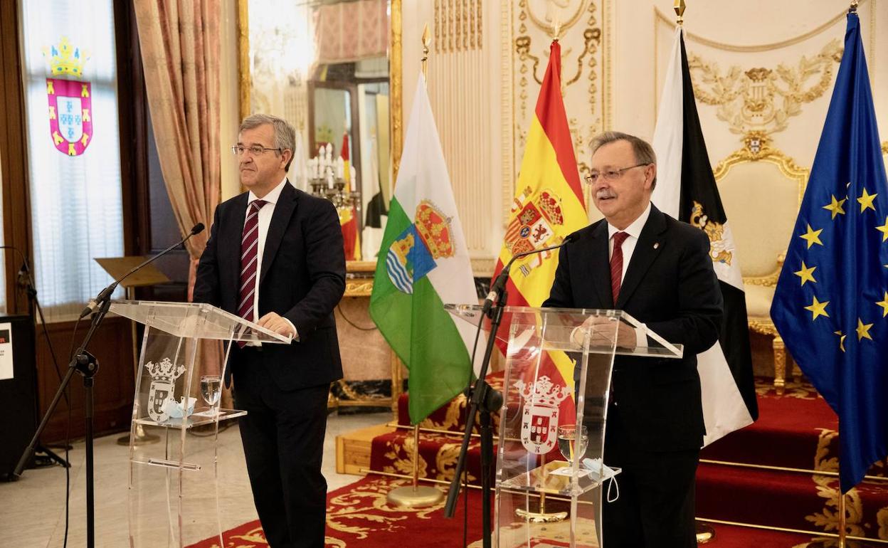 El alcalde de Estepona, José María García Urbano, y el presidente de Ceuta, Juan Jesús Vivas.