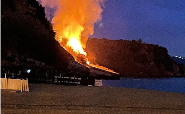 Imagen de las llamas desde la playa de Burriana, este jueves. 