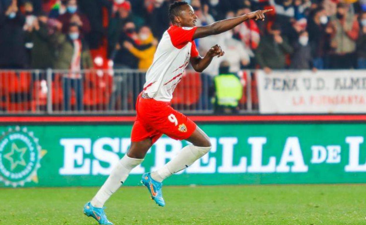 Umar Sadiq celebra su gol al Ibiza en la última jornada. 