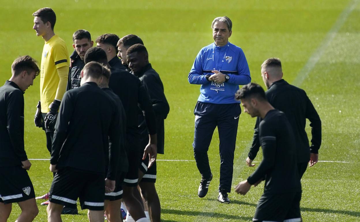 El técnico del Málaga, Natxo González, durante el entrenamiento de este viernes.