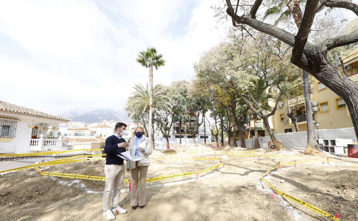 El delegado de Obras, Diego López, y la alcaldesa, Ángeles Muñoz, en su visita a las obras del parque en la calle Juanar. 