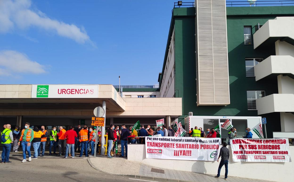 [media link]Imagen de la protesta celebrada este viernes en el Hospital Comarcal de la Axarquía. 