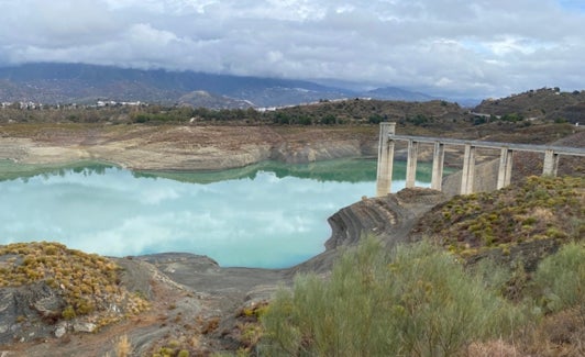 El embalse de La Viñuela está a apenas el 15% de su capacidad, con 25 hectómetros cúbicos almacenados. 