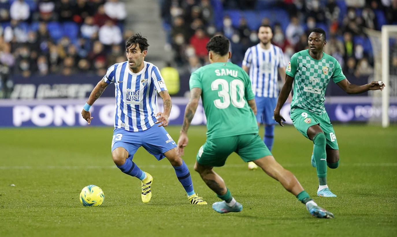 El Málaga pierde con el Almería en casa (0-1). 