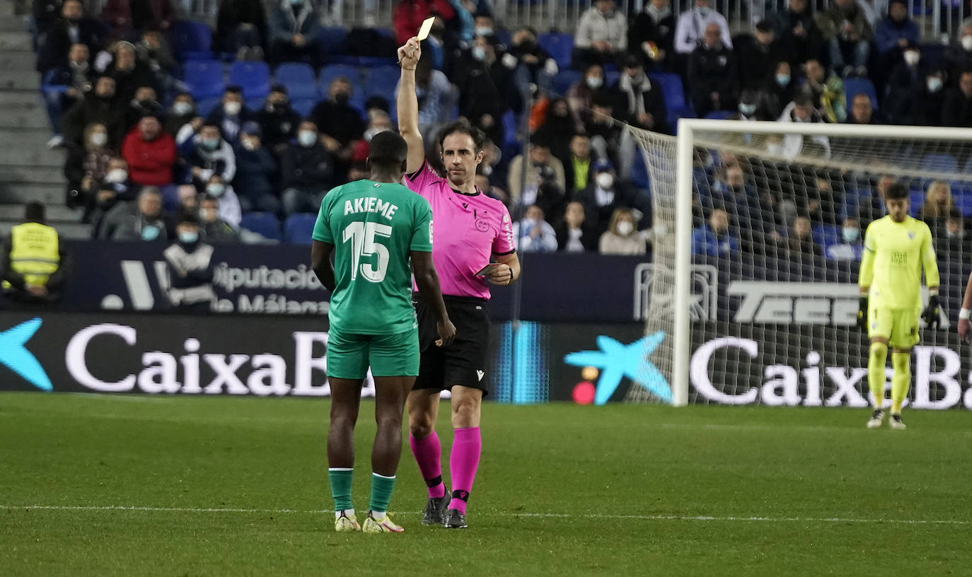 El Málaga pierde con el Almería en casa (0-1). 