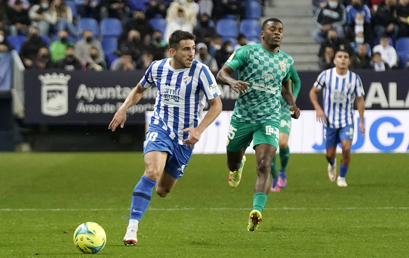 El Málaga pierde con el Almería en casa (0-1). 