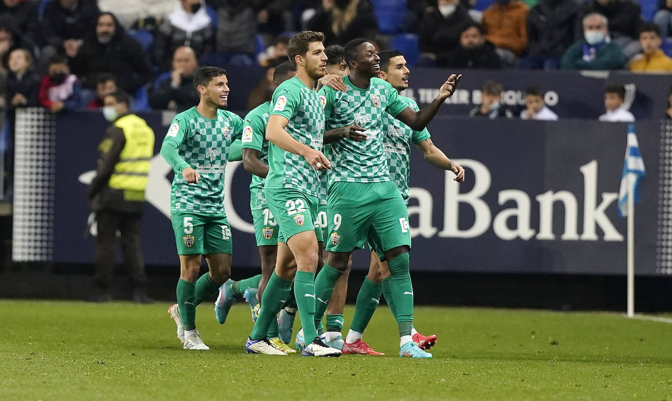 El Málaga pierde con el Almería en casa (0-1). 