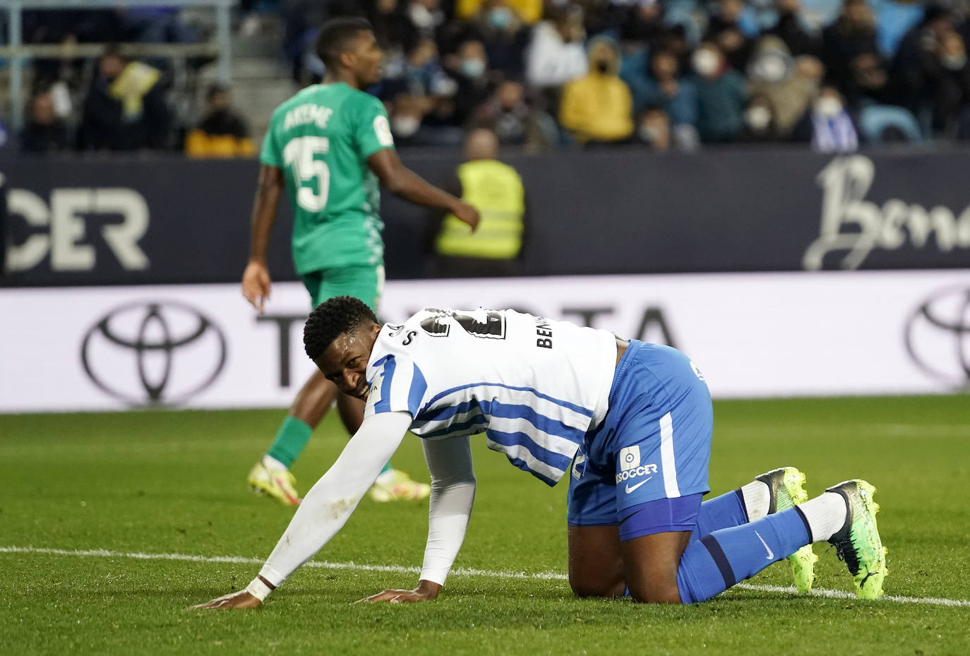 El Málaga pierde con el Almería en casa (0-1). 