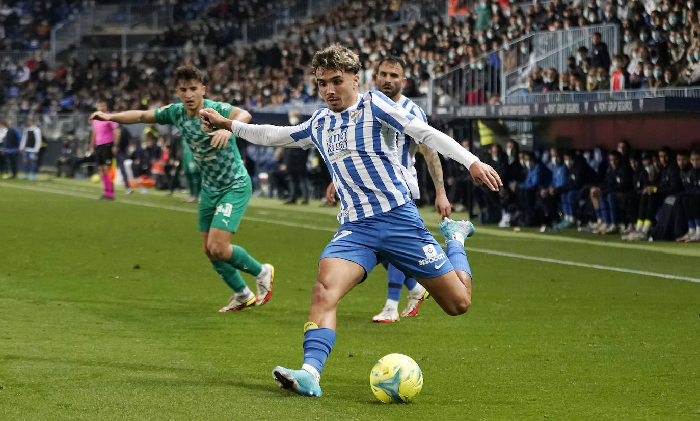 El Málaga pierde con el Almería en casa (0-1). 