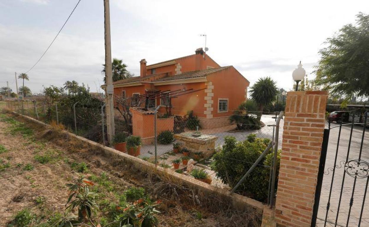 La vivienda donde fueron descubiertos los cuerpos sin vida 