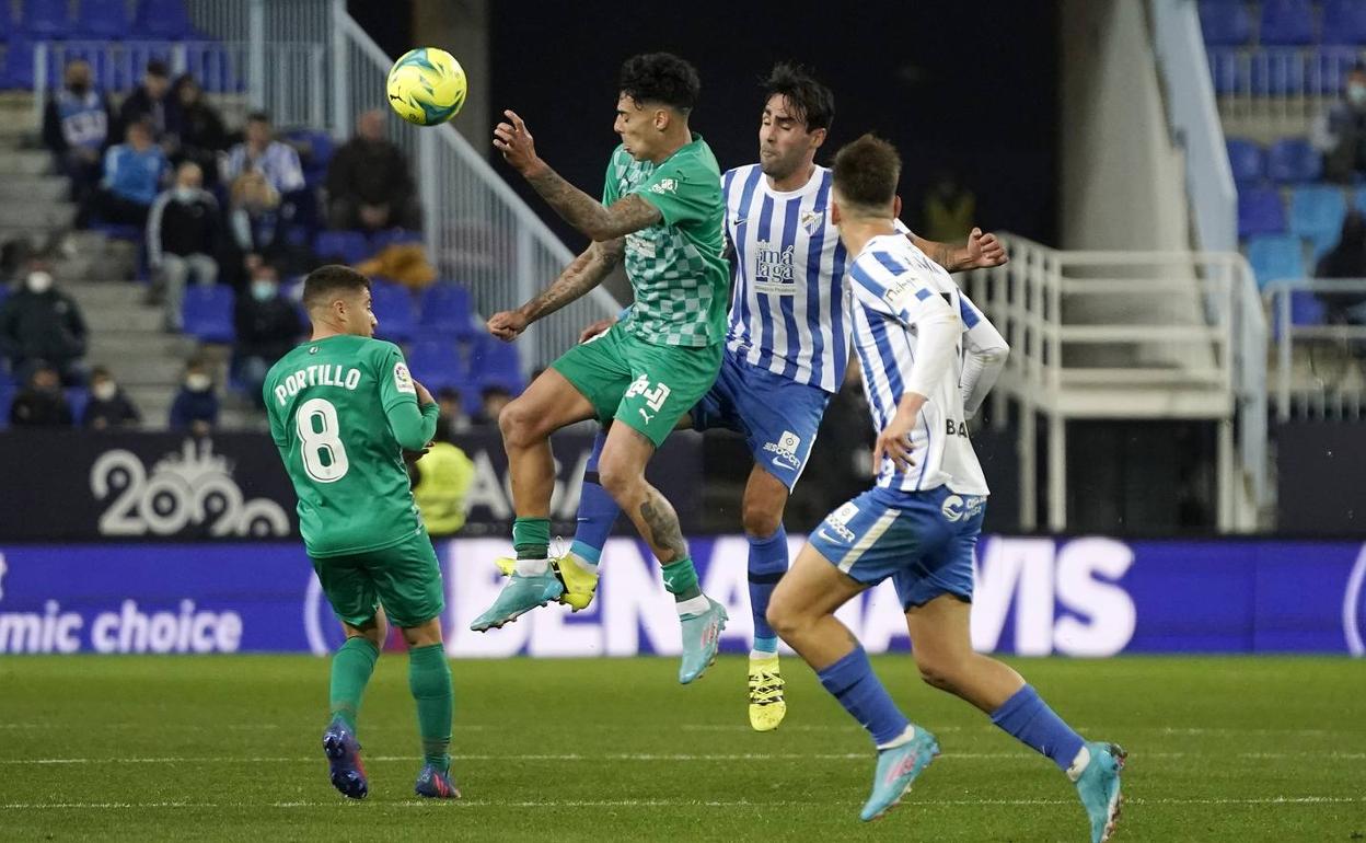 Escassi, en una pugna con Robertone. 