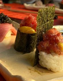 Imagen secundaria 2 - Fusión y diversión: uromaki de Toki Sushi. La mezcla de elementos orientales y occidentales es la que domina la oferta local.Producto: Producto, pureza en las elaboraciones y espectaculares vistas a la Alcazaba son algunos atractivos de Ta-Kumi Málaga. Ténica: Caja de pescado para una sesión privada de sushi de Kosei Takakura. Sus cortes y maduraciones muestran su maestría. 