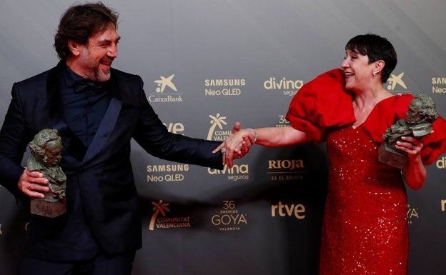 Javier Bardem y Blanca Portillo, con sus repectivos galardones. 