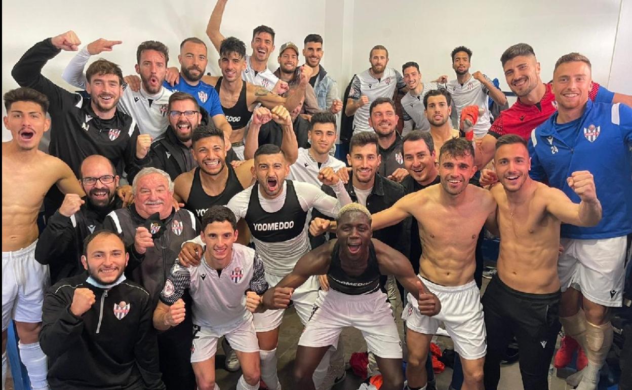 El Vélez celebra la victoria en su vestuario.