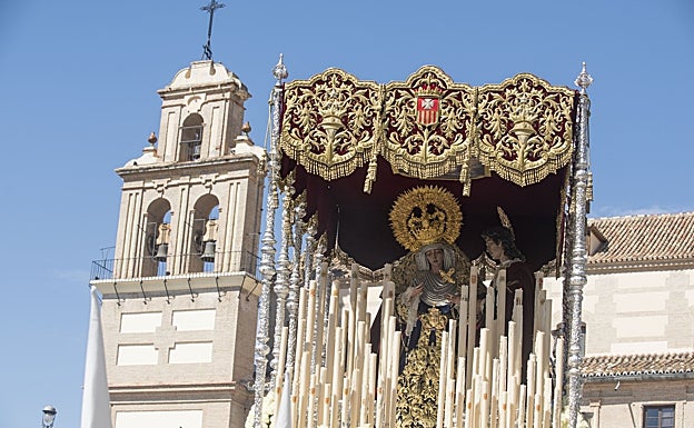 La Virgen de la Merced, bajo palio, con San Juan Evangelista. 