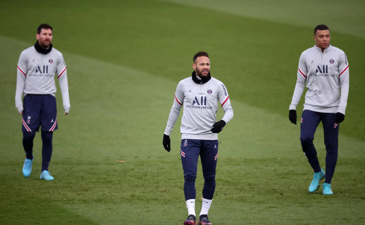 Messi, Neymar y Mbappé, el espectacular trío ofensivo del Paris Saint-Germain, en un entrenamiento reciente. 