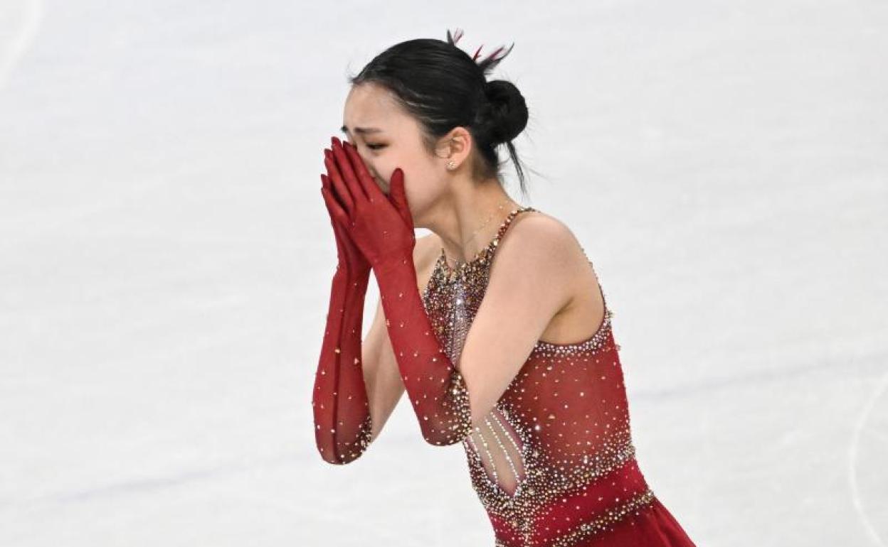 La patinadora china de origen estadounidense Zhu Yi llora tras una caída.