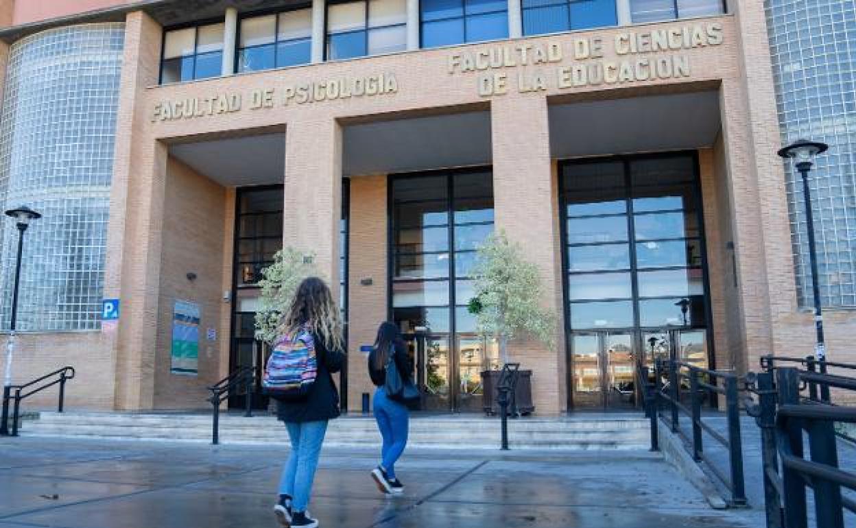 Imagen de archivo de la Facultad de Psicología, donde se produjo el último caso. 
