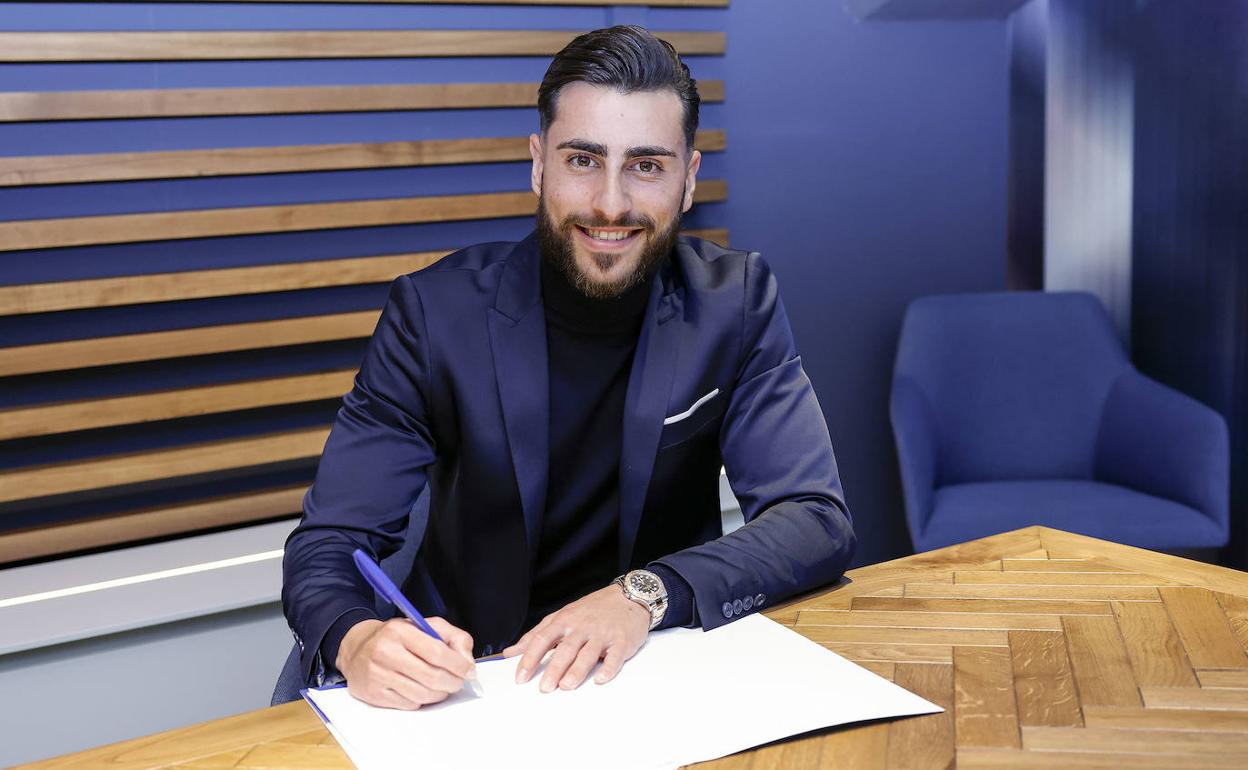 Luis Muñoz, durante la firma de su contrato de recuperación. 