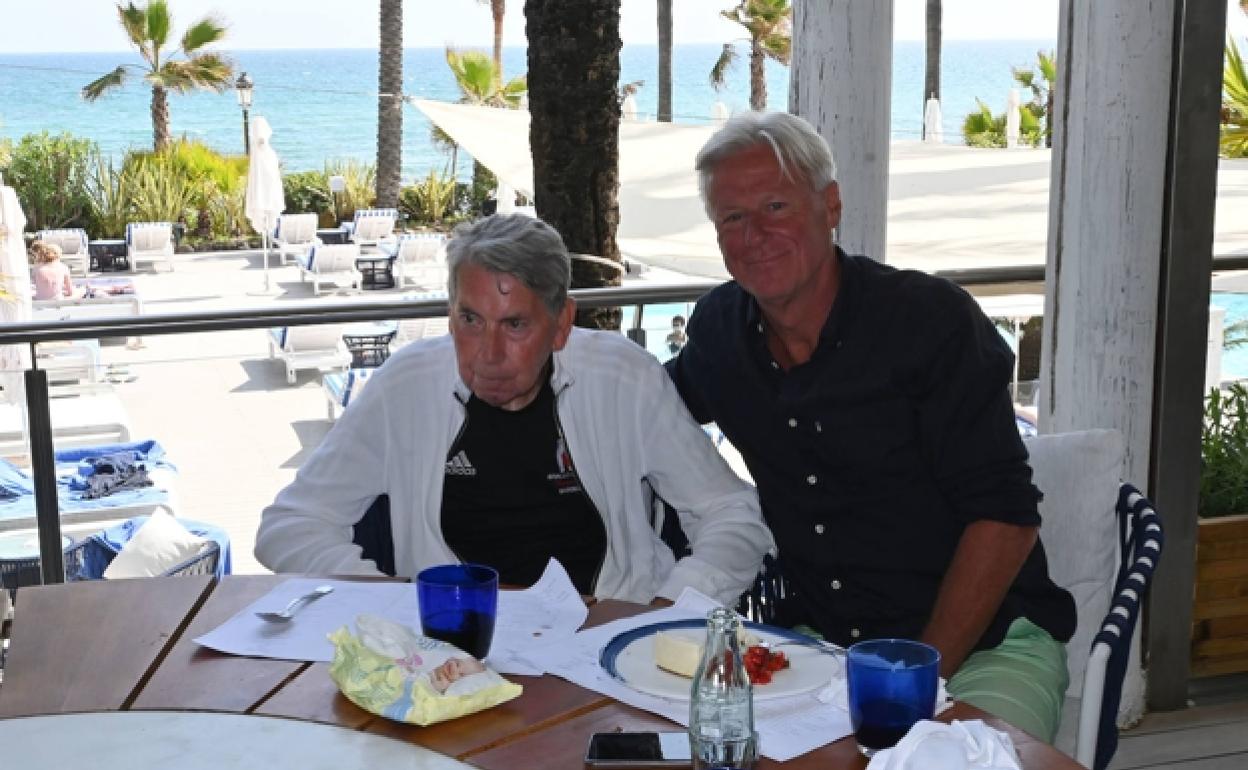 Manolo Santana y Bjorn Borg, en una de las últimas imágenes de ambos juntos. 