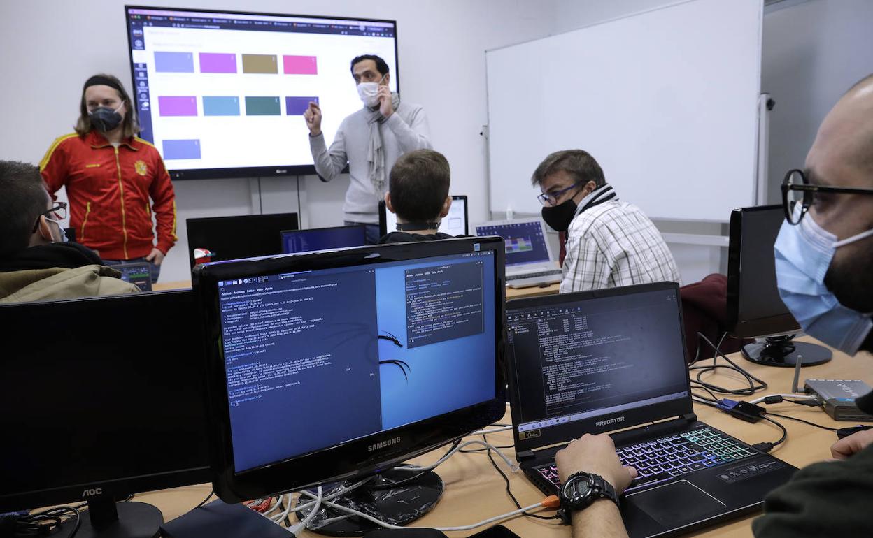 El profesor Juan Carlos Amaya, durante sus clases a alumnos del curso de Ciberseguridad en el IES Campanillas. 