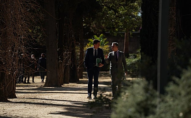 Juan Marín y Elías Bendodo, este martes en los jardines del Palacio de San Telmo
