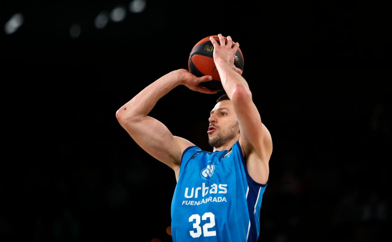 Dragan Milosavljevic lanza a canasta en un partido con el Fuenlabrada. 