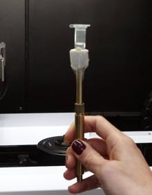 Imagen secundaria 2 - Arriba: el grupo de investigación del Departamento de Química Inorgánica, Cristalografía y Mineralogía de la UMA. Abajo, el investigador de la UMA Miguel Ángel García enseña una diapositiva en la que se aprecia los avances obtenidos de la muestra y la muestra de hormigón lista para ser analizada en el 'SkyScann 2214'. 