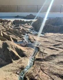 Imagen secundaria 2 - Imagen de la fuente de la entrada al colegio. Los accidentes geográficos están numerados para facilitar la labor educativa a profesores y alumnos. En los ríos discurre agua para hacer la lección más realista.