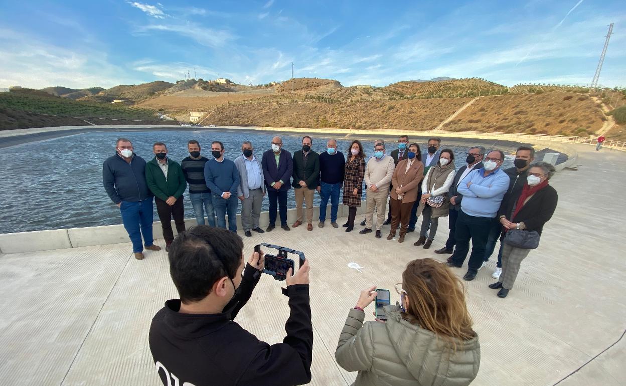 Autoridades de la Junta y del Ayuntamiento, con regantes y organizaciones agrarias, este miércoles junto a la balsa. 