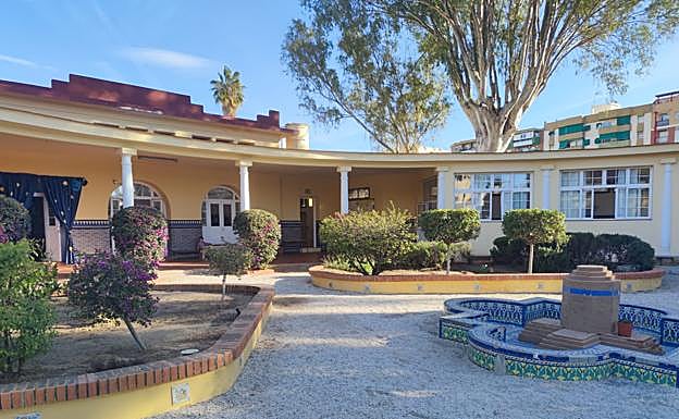 Imagen principal - Imagen de la fuente de la entrada al colegio. Los accidentes geográficos están numerados para facilitar la labor educativa a profesores y alumnos. En los ríos discurre agua para hacer la lección más realista.