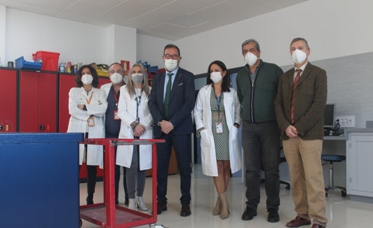 El delegado de Salud, Carlos Bautista, en la zona de talleres. 