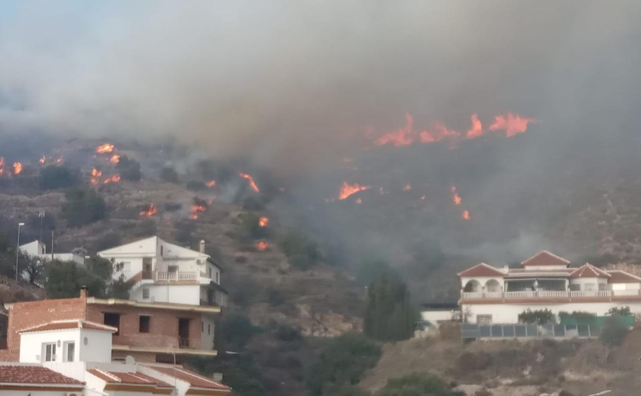 El fuego se ha originado a primera hora de la tarde de este miércoles. 