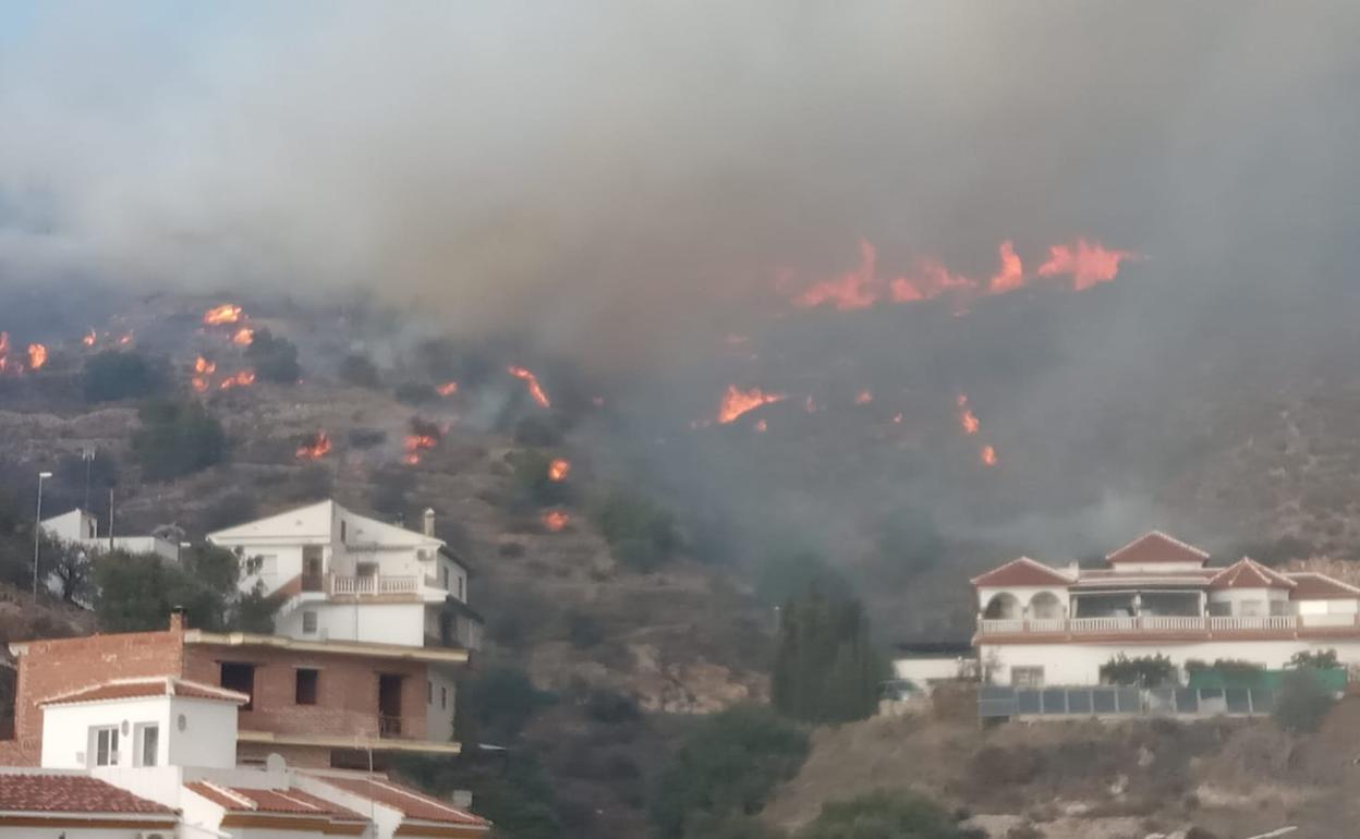 El fuego se ha originado a primera hora de la tarde de este miércoles. 