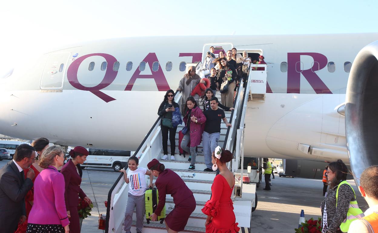 Primeros pasajeros que recalaron en Málaga en el estreno de la ruta con Doha de Qatar Airways. 