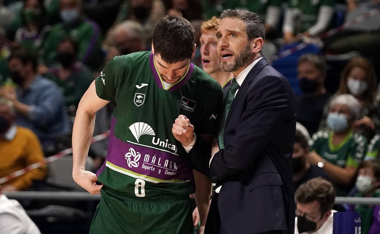 Ibon Navarro da instrucciones a Brizuela en un partido. 