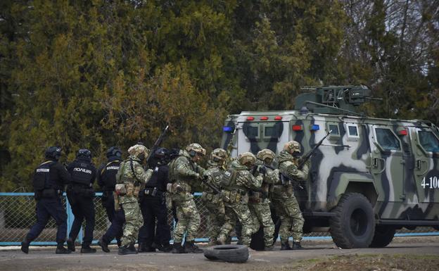 La policía ucraniana y los militares de la Guardia Nacional participan en maniobras en la frontera.