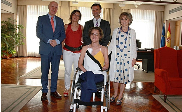 Sarah Almagro, con sus padres, en una reunión en el Ministerio de Sanidad