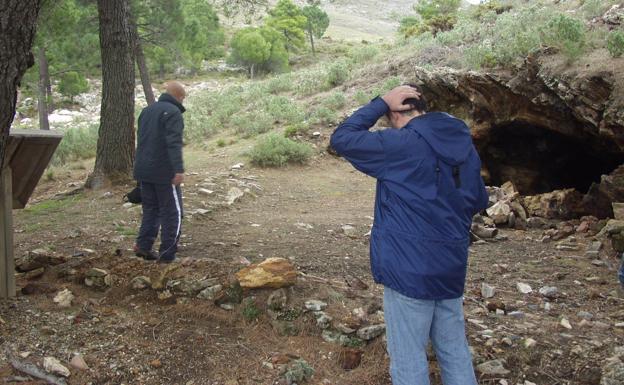 Imagen principal - Senderistas hacen un descanso junto a la cavidad. Abajo, vistas panorámicas desde el enclave. Se ha especulado sobre su uso anterior como mina.