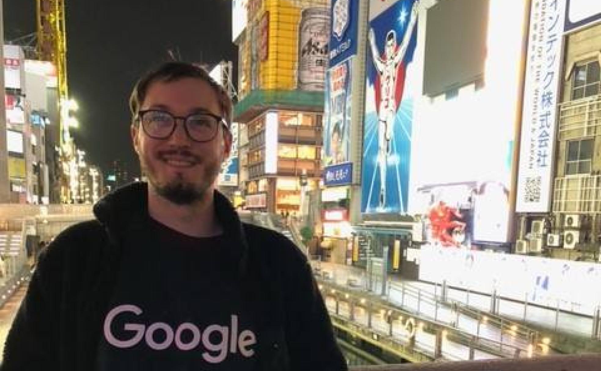 El malagueño Fernando Díaz, con su sudadera de Google, en Japón. 